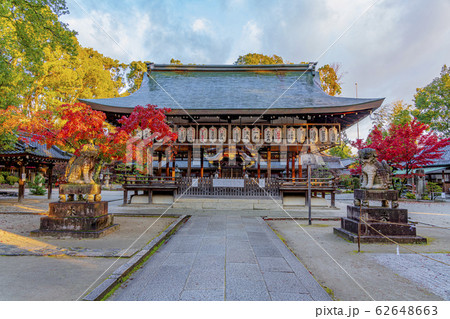 京都　秋の今宮神社　拝殿　 62648663