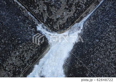 擁壁の石の目地から染み出したエフロレッセンス 62648722