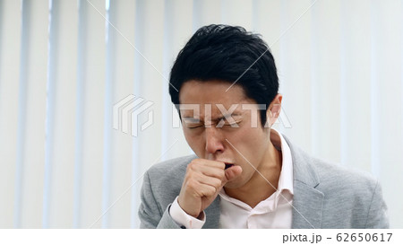 咳き込む男性 咳き込む男性 62650617