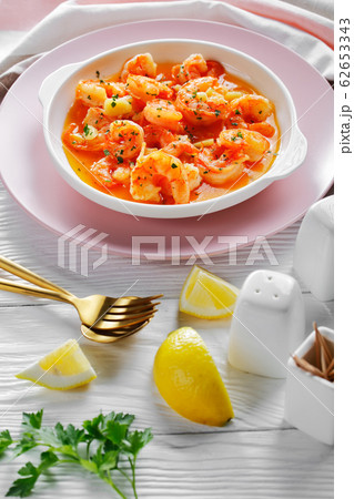 Gourmet menu shrimp scampi on a pink plate Gourmet menu shrimp scampi on a pink plate 62653343