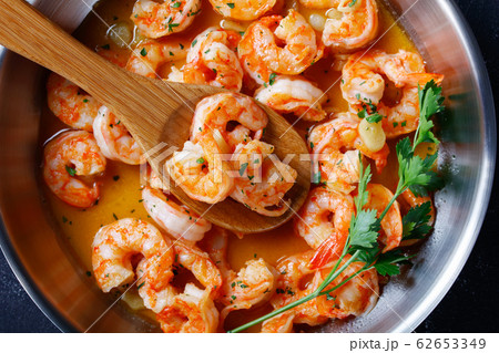 Italian shrimp scampi on a skillet, close-up 62653349