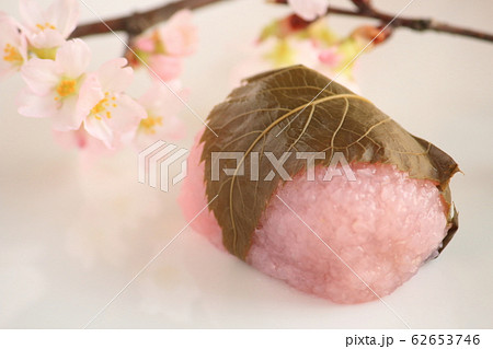 日本の春の伝統的な和菓子(桜餅、道明寺) 日本の春の伝統的な和菓子(桜餅、道明寺) 62653746