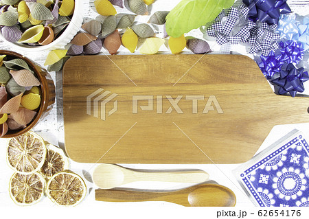 パスタの一種、コンキリエ（conchiglie、イタリアンパスタ）。天然由来の成分で着色。 62654176