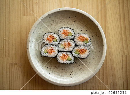 陶器のお皿の上の太巻き寿司 Sushi rolls on the ceramic plate 5 62655251
