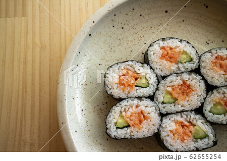 陶器のお皿の上の太巻き寿司 Sushi rolls on the ceramic plate 8 陶器のお皿の上の太巻き寿司 Sushi rolls on the ceramic plate 8 62655254