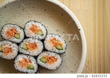陶器のお皿の上の太巻き寿司 Sushi rolls on the ceramic plate 9 62655255