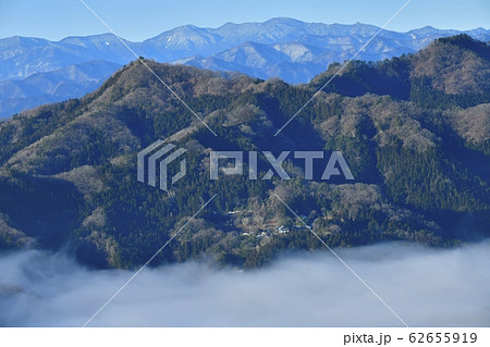 宝登山山頂から雲海に破風山と奥秩父の山々 宝登山山頂から雲海に破風山と奥秩父の山々 62655919