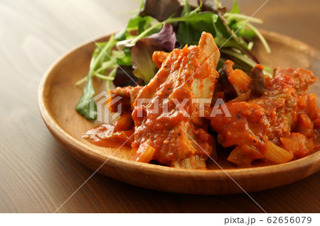スペアリブ のトマトソース煮込み スペアリブ のトマトソース煮込み 62656079