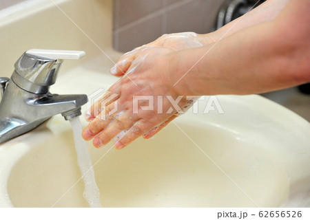 手 洗う 水 62656526