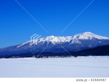 青空と冬の鳥海山 62660087