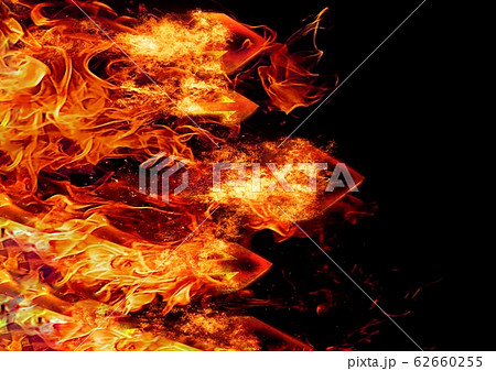 暗闇を飛行する複数の炎の矢印 62660255