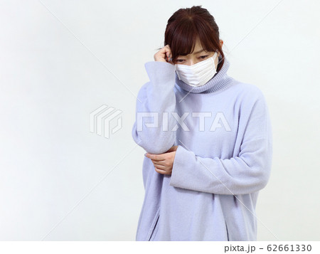 マスクをする女性 62661330