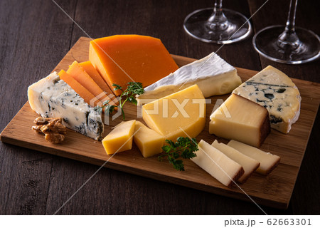 様々な種類のチーズの盛り合わせと赤ワイン 62663301
