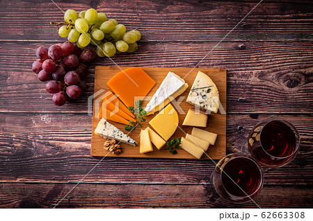 様々な種類のチーズの盛り合わせと赤ワイン 62663308