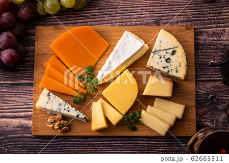 様々な種類のチーズの盛り合わせと赤ワイン 62663311