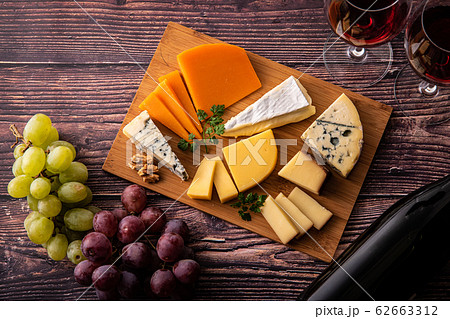 様々な種類のチーズの盛り合わせと赤ワイン 様々な種類のチーズの盛り合わせと赤ワイン 62663312