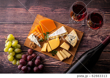 様々な種類のチーズの盛り合わせと赤ワイン 様々な種類のチーズの盛り合わせと赤ワイン 62663313