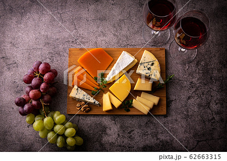 様々な種類のチーズの盛り合わせと赤ワイン 62663315