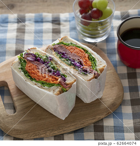 野菜とローストビーフの分厚いサンドイッチ 62664074