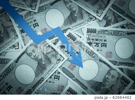一万円札と下向き矢印 損失 老後資金 一万円札と下向き矢印 損失 老後資金 62664402
