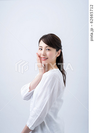 ビューティー スキンケア 女性 白バック 美肌 ビューティー スキンケア 女性 白バック 美肌 62665712