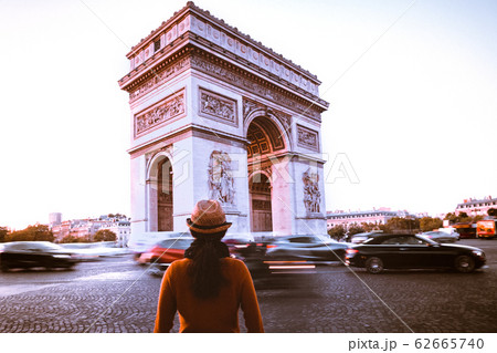 Arc de Triomphe and traveler in Paris street at night twilight 62665740