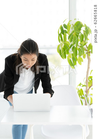 女性　グローバル　ビジネス 62665818