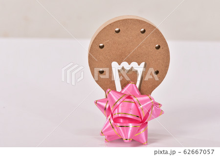 リボンと木製の電球 リボンと木製の電球 62667057