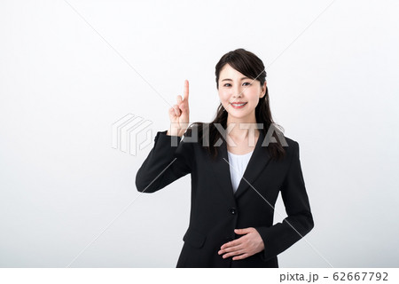 ビジネスウーマン　スーツ　指差し　女性　ビジネス  62667792