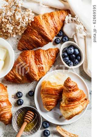 Flat lay of croissants with blueberries 62669595
