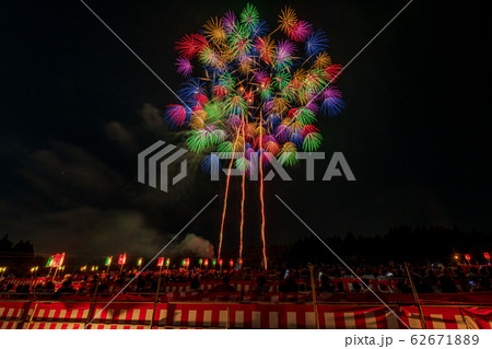 片貝の花火　浅原神社秋季例大祭奉納大煙火「尺玉」新潟県小千谷市片貝 62671889