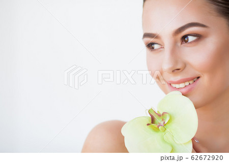 Beauty Woman Face With Healthy Skin And Green Plant Beauty Woman Face With Healthy Skin And Green Plant 62672920