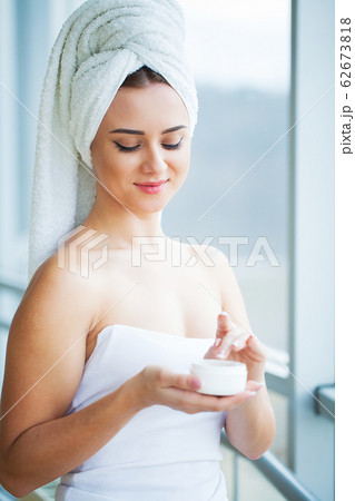 Beauty face of woman with cosmetic cream on face 62673818