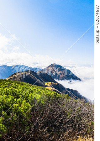 秋の火打山登山 (火打山から焼山を望む) 秋の火打山登山 (火打山から焼山を望む) 62674687