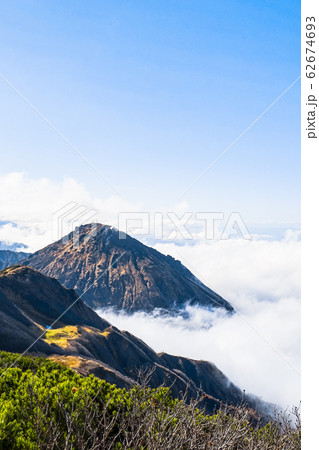秋の火打山登山 （火打山から焼山を望む） 62674693
