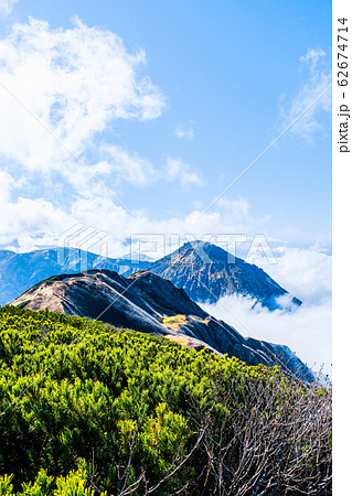 秋の火打山登山 （火打山から焼山を望む） 62674714