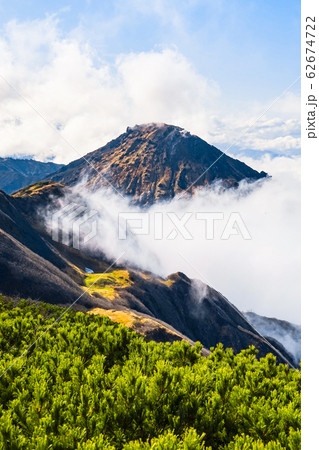 秋の火打山登山 （火打山から焼山を望む） 62674722