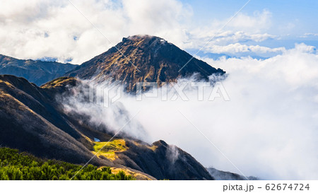 秋の火打山登山 （火打山から焼山を望む） 62674724