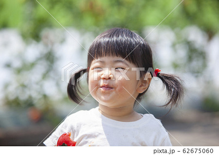 トマトを食べる女の子 62675060