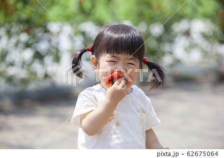 トマトを食べる女の子 62675064