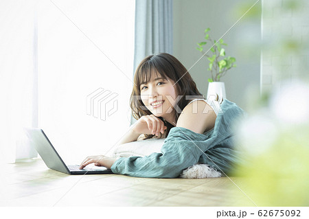 女性 ノートパソコンの写真素材