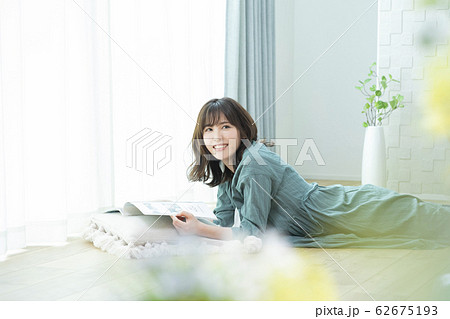 女性　スマホ　スマートフォン 62675193