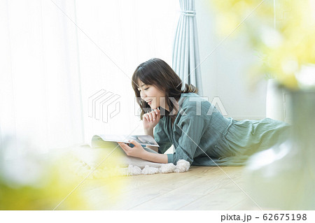 女性 スマホ スマートフォン 女性 スマホ スマートフォン 62675198