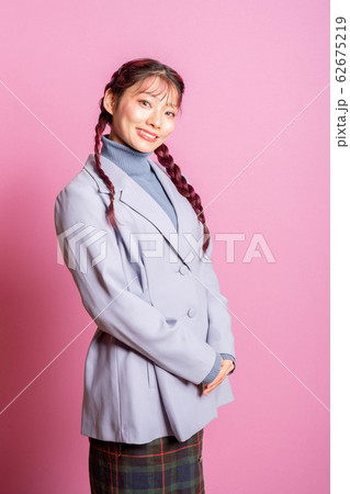 ジャケットを着ている女性 ジャケットを着ている女性 62675219