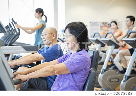 シニア　高齢者　運動　ランニングマシン　ジム　リハビリ 62675538
