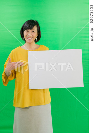 メッセージボードを持ったミドル女性 グリーンバック メッセージボードを持ったミドル女性 グリーンバック 62675553
