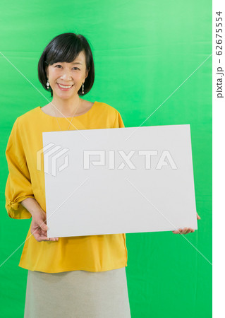 メッセージボードを持ったミドル女性 グリーンバック メッセージボードを持ったミドル女性 グリーンバック 62675554