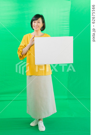 メッセージボードを持ったミドル女性 グリーンバック メッセージボードを持ったミドル女性 グリーンバック 62675566