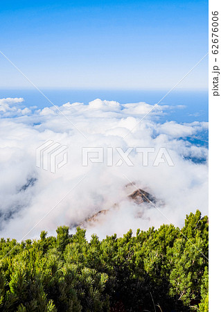 秋の火打山登山 (火打山山頂から日本海方面を望む) 秋の火打山登山 (火打山山頂から日本海方面を望む) 62676006