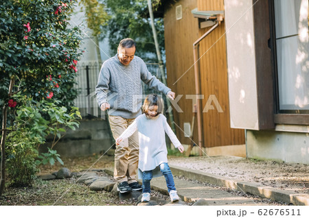 おじいちゃんと孫のライフスタイル 62676511